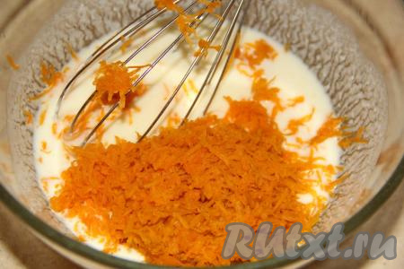 Добавить тыкву в миску с кефирно-яичной смесью и перемешать венчиком.