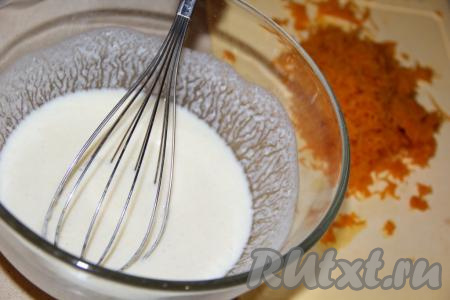 Перемешать массу венчиком. Мякоть тыквы натереть на мелкой тёрке (для приготовления оладушек потребуется 4 столовые ложки натёртой тыквы).