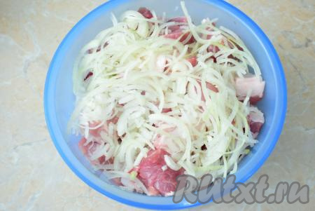 Лук очистите от шелухи и нарежьте тонкими полукольцами. Немного помните лук руками и добавьте в чашу к мясу. Помятый лук быстрее пустит сок и лучше пропитает мясо. В этом рецепте лук выступает одним из компонентов маринада, поэтому очень важно нарезать его тонко, чтобы он пустил достаточно сока.