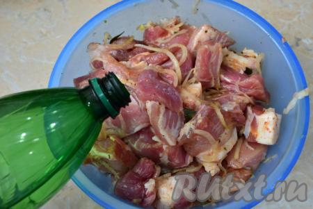 Затем влейте к мясу минеральную газированную воду, перемешайте и оставьте свинину ещё на 1-2 часа.