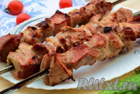 Готовый шашлык из свинины, замаринованный в луке и минералке, получается очень вкусным, нежным и&nbsp;сочным. Подавать его следует исключительно в горячем виде, можно прямо на шампурах.