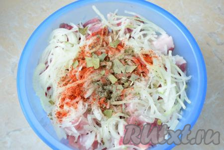 Затем добавьте в чашу лавровый лист, поломанный на кусочки, соль и специи. Все ингредиенты перемешайте, накройте крышкой и оставьте постоять в прохладном месте в течение 2 часов. Соль и специи добавляйте по вкусу.