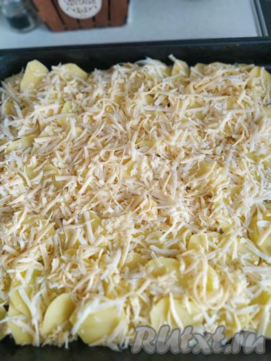 Сыр натираем на крупной тёрке и посыпаем поверх картофеля.