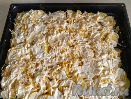 Сверху распределяем тонким слоем майонез.
