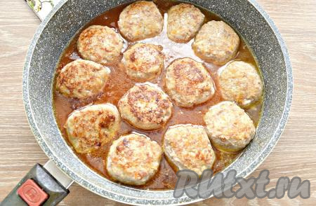 Томатный соус смешать с кипячёной водой, если нужно, подсолить по вкусу. Получившимся томатным соусом залить наши ленивые голубцы, сформированные в виде котлет. Воды может потребоваться больше или меньше, в зависимости от размера сковороды. Заливка&nbsp;из томатного&nbsp;соуса&nbsp;должна доходить до середины высоты котлет. Дать томатному соусу закипеть, а затем томить ленивые голубцы на сковороде под крышкой 30 минут на небольшом огне.