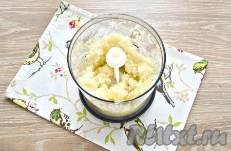 Капусту нарезать кусочками. Загрузить капусту в чашу измельчителя, прокрутить. Для измельчения можно также воспользоваться тёркой или мясорубкой.