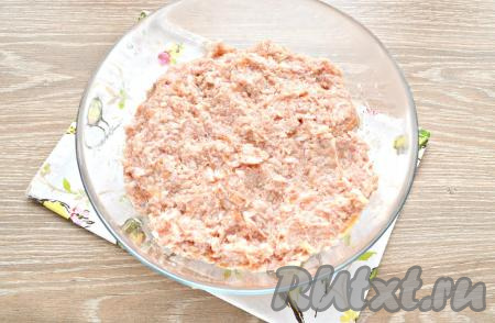 Содержимое миски хорошо перемешать и фарш для ленивых голубцов готов.