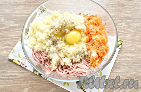 Сюда же вбить сырое яйцо, посолить по вкусу и поперчить.