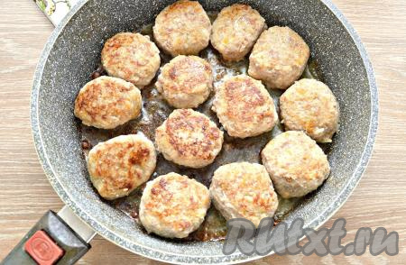 В сковороде разогреть растительное масло. Из получившегося фарша сформировать небольшие круглые котлеты (ленивые голубцы). Выложить котлетки на сковороду, обжарить, примерно, по 5 минут (до румяности) с каждой стороны на среднем огне.