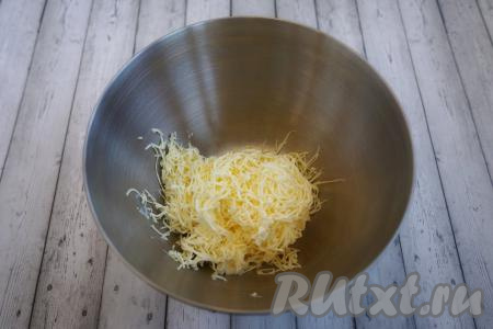 Для того чтобы тарталетки получились вкусными, большое значение имеют вкус и качество сливочного масла, поэтому выбирайте качественный продукт, желательно от проверенного производителя. Для начала натираем на средней тёрке 180 грамм охлаждённого сливочного масла.