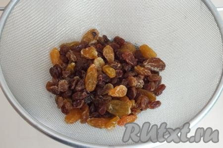 После откиньте изюм на дуршлаг и оставьте, чтобы стекла жидкость и изюм обсох.