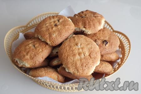 По истечении времени противень с домашним печеньем с изюмом достаньте из духовки. Оставьте выпечку на противне на 10 минут, после снимите и дайте полностью остыть.