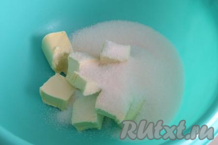 Масло комнатной температуры соедините в миске с сахаром, перемешайте вилкой.