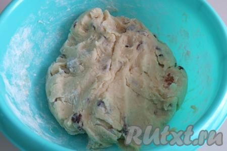 Тесто должно получиться мягким, даже слегка липнущим к рукам, однородным и хорошо держащим форму.