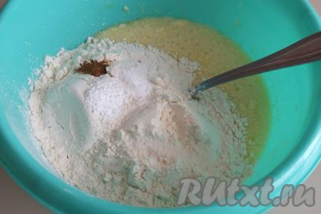 Затем всыпьте 3 стакана муки, добавьте разрыхлитель, соду, корицу.