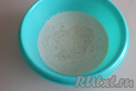 По истечении времени влейте 2 столовые ложки растительного масла, перемешайте.