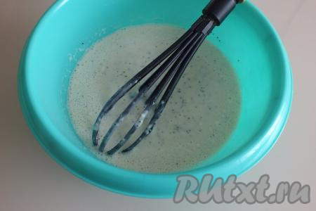 Перемешайте блинное тесто, оно должно быть без комочков. Оставьте тесто на столе на 15 минут.