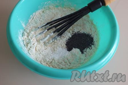 Добавьте муку, мак, сахар, соль, разрыхлитель для теста.