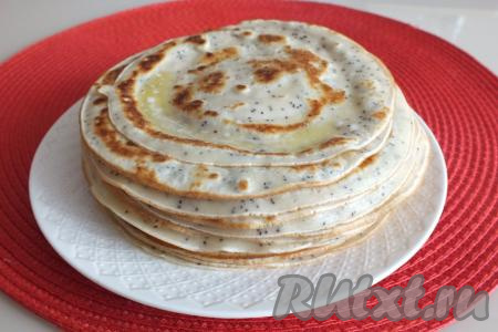  Пожарьте один за другим все блины с маком, складывая их горочкой на тарелку и не забывайте готовые блинчики смазывать сливочным маслом. Подавайте блины горячими.