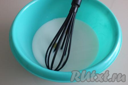 В миске соедините тёплые молоко и воду, добавьте яйца, перемешайте венчиком до однородного состояния.