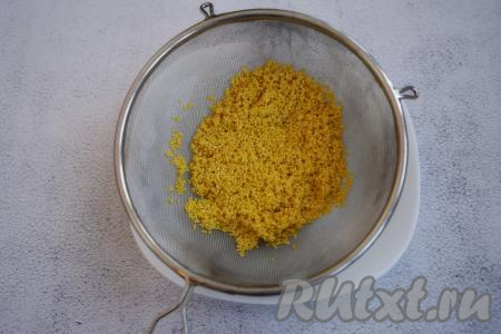 Для того чтобы приготовить вкусную пшённую кашу с яблоком, нужно для начала перебрать и промыть пшено. Крупу тщательно промываем под проточной водой и отбрасываем на мелкое сито.