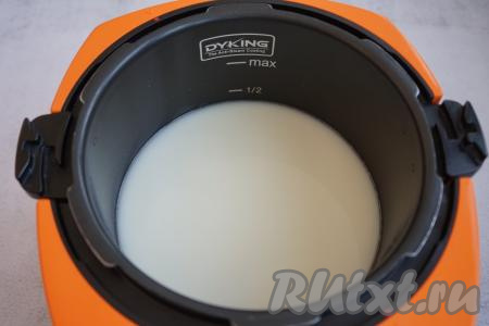 Теперь добавляем щепотку соли, 3 столовые ложки сахара и 400 мл&nbsp;молока, закрываем крышку мультиварки. При желании, сахара можно положить чуть больше или чуть меньше, ориентируйтесь на свой вкус.