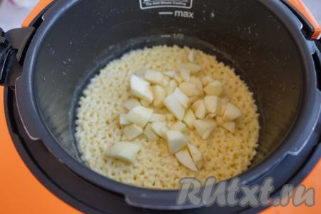 За 5 минут до полной готовности пшённой каши, открываем крышку и добавляем нарезанное яблоко, перемешиваем, вновь закрываем крышку и готовим до сигнала.