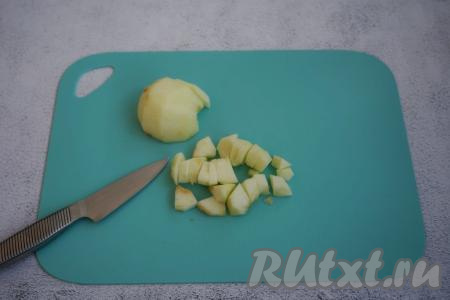 Пока варится наша пшённая каша, моем, очищаем от кожуры и семян, нарезаем небольшими кусочками яблоко (я использовала сорт "Голден", но отлично подойдут и другие кисло-сладкие сорта, например, "Лигол" или "Глостер").