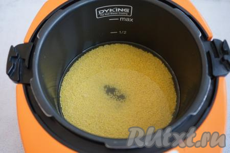 Перекладываем промытое пшено в чашу мультиварки и наливаем 400 мл воды.