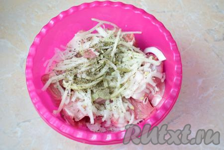 Добавьте к мясу измельчённый лавровый лист. По вкусу посолите мясо и добавьте любимые специи (это могут быть ароматные травы или просто молотый чёрный перец). Все ингредиенты хорошо перемешайте, накройте чашу крышкой (или пищевой плёнкой) и оставьте мариноваться шашлык при комнатной температуре на 2-6 часов (если вы планируете мариновать мясо более длительное время, тогда уберите чашу в холодильник).