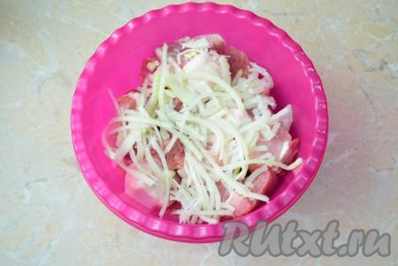 Лук очистите и промойте в холодной воде. Нарежьте лук полукольцами, немного помните его руками, чтобы выделился сок и добавьте в чашу к мясу. Размятый лук быстрее промаринует мясо.