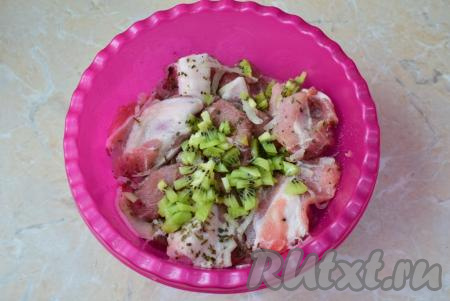 Затем очистите киви от шкурки и мелко нарежьте. Разожгите мангал и добавьте киви в чашу к мясу. Перемешайте свинину и киви, тщательно втирая&nbsp;киви в мясо. Киви очень быстро размягчает мясные волокна, поэтому соединять его с мясом необходимо за 20-40 минут до жарки шашлыка. Да и самого киви добавлять много не стоит, достаточно одного маленького киви или половинки от большого. Оставьте мариноваться, примерно, минут на 30. 