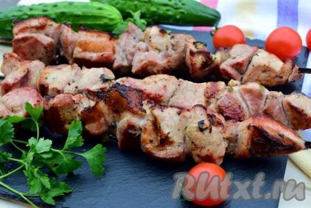 Вкусный, сочный, ароматный шашлык из свинины готов! Благодаря маринованию в киви, такое мясо остаётся мягким даже в холодном виде на следующий день.