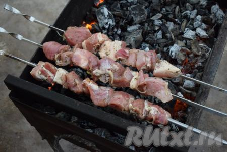 Жарить шашлык будем на мангале на седых углях, прямого огня быть не должно. Нанизывайте мясо на шампуры и готовьте на&nbsp;углях, равномерно прожаривая кусочки свинины со всех сторон (готовность можно проверить, надрезав ножом один кусочек шашлыка - если мясо однородно по цвету, в нём нет розоватых вкраплений, значит пора снимать с огня).