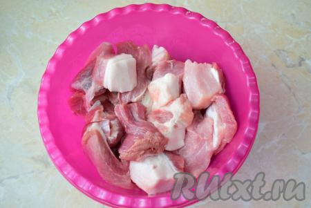 Для приготовления шашлыка выбирайте мясо с жирком, пусть даже с небольшим. Мясо совсем без жира будет пересыхать при приготовлении на углях. Отлично подойдёт свиная шея&nbsp;или грудинка. Выбранное мясо нарежьте на порционные кусочки размером, примерно, 3 см на 3 см и сложите в глубокую чашу.