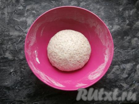 И далее, вливая оставшуюся тёплую воду, замесить тесто, которое нужно вымешивать минут 10, чтобы оно практически не липло к рукам, но оставалось мягким и нежным. Тесто поместить в миску, смазанную немного растительным маслом, накрыть плёнкой и оставить в тепле на 1 час.