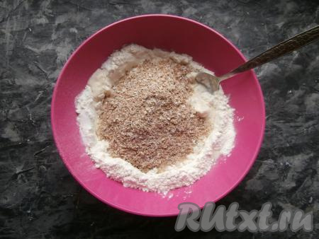 Влить половину тёплой воды и всыпать пшеничные отруби. Воду сильно не нагревайте, она должна быть не более 40 градусов.