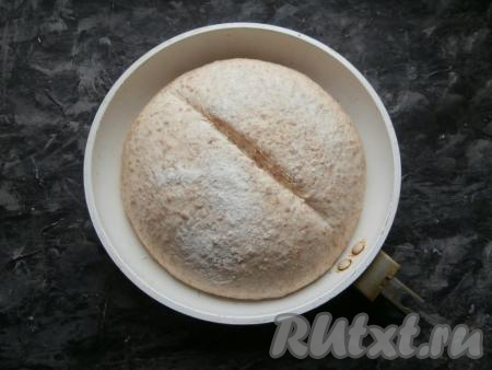 После расстойки тесто снова увеличится в 2-3 раза, сделать вверху разрез острым ножом (или лезвием).