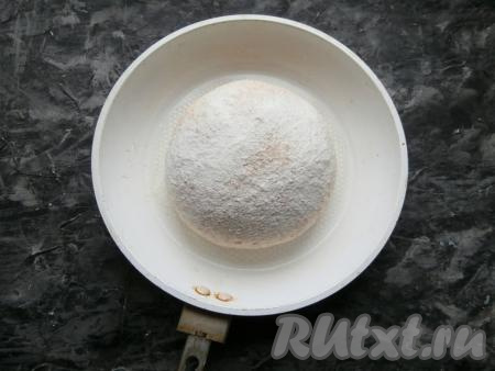 Тесто обмять, сформировать шар и выложить на противень&nbsp;(или в форму, или, как в моём случае, в сковороду без ручки), смазанный&nbsp;растительным маслом. Тесто присыпать немного мукой, прикрыть плёнкой&nbsp;и оставить в тёплом месте на 30 минут.