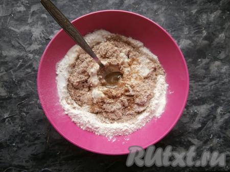 Перемешать немного ложкой и&nbsp;влить растительное масло.