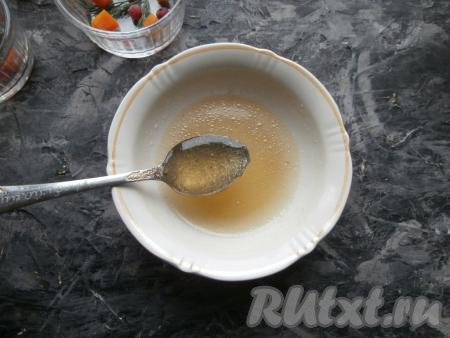 Желатин залить небольшим количеством тёплого бульона, перемешать, дать постоять минут 5-7.