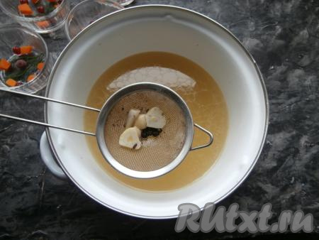 Куриный бульон процедить через ситечко и вылить в кастрюлю.