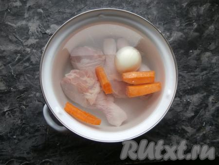 Поместить их в кастрюлю, влить 1,5 литра холодной воды, добавить целую очищенную луковицу и разрезанную на 4 части очищенную морковку.