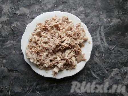 Мясо немного измельчить.