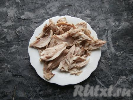 Ножки вынуть из бульона, отделить мясо от костей.