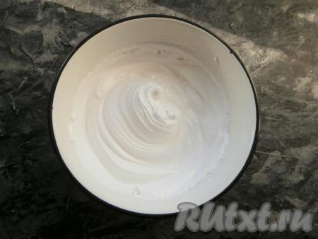 В кастрюлю, большую по объёму, чем миска с белками, налить до половины объёма воду, вскипятить её. Миску с белками поместить сверху кастрюли с водой, дно миски не должно касаться воды, огонь сделать минимальным. Взбивать белки с сахаром на водяной бане до тех пор, пока не появятся устойчивые пики (понадобится 5-10 минут), в результате должен получиться пышный, белоснежный крем.