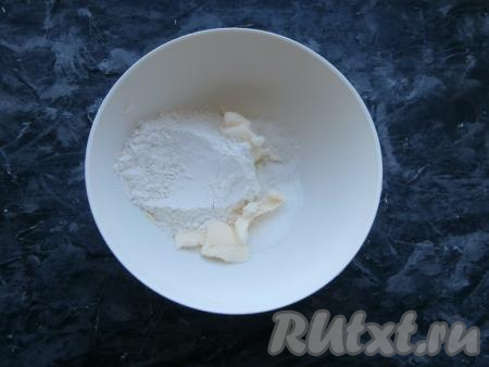 И всыпать муку.