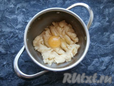 Снять кастрюлю с заварным тестом с огня. Дать заварному тесту остыть до тёплого состояния и добавить по одному яйца. Каждое яйцо нужно тщательно вмешивать в тесто ложкой (или миксером).&nbsp;