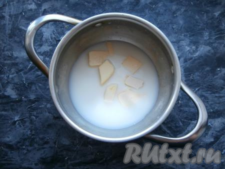 Вначале приготовим тесто, для этого в кастрюлю с толстым дном нужно налить молоко и воду, добавить кусочки сливочного масла.