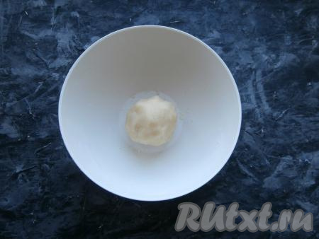 Руками смешать масло с сахаром и мукой и собрать в комок. Честно скажу, сделать это нелегко, но возможно. Кракелюр обернуть пищевой плёнкой и отправить в холодильник на 15-20 минут.